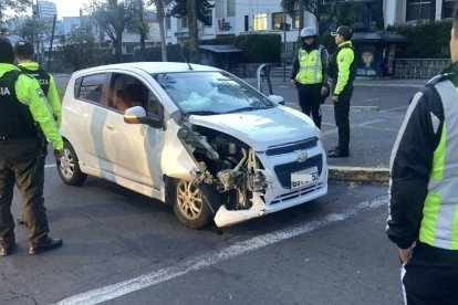 Así quedó el auto en el que viajaban los implicados, quienes estarían en estado etílico.