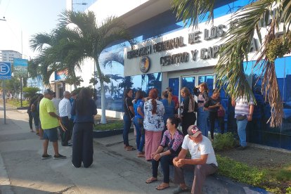 Familiares de los pescadores acudieron a la Capitanía del Puerto a indagar por reportes.
