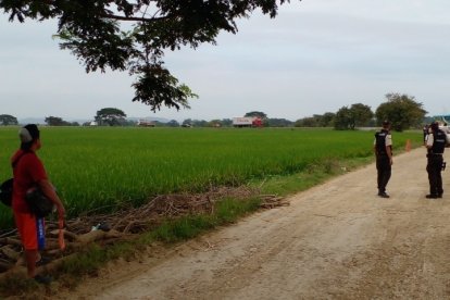Policías realizaron una inspección en el sitio donde hallaron el cuerpo.
