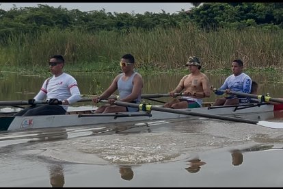 Los integrantes de la yola Yahuarcocha-Astilleros en una de las últimas prácticas.