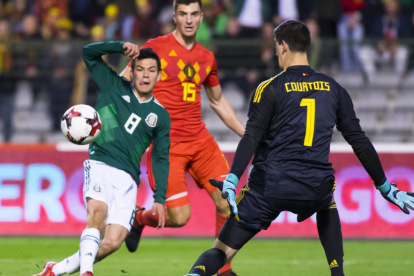 Hirving "Chucky" Lozano desborda a la defensa belga, representada por Thomas Meunier