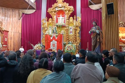 En la parroquia de El Vecino, por tradición, cada martes regalan pan a un grupo de feligreses.