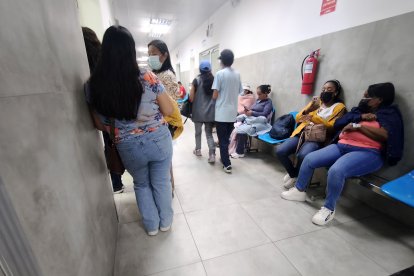 La falta de reactivos obliga a los pacientes a esperar citas por meses.