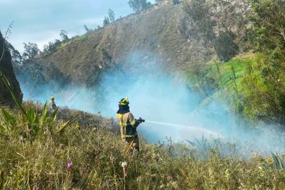 Bomberos de Ambato trabajaron en la extinción de incendios en Totoras y Ficoa durante las últimas horas.