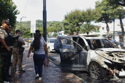 Bomberos controlando el incendio de un Mazda CX-5 en Urdesa Central.