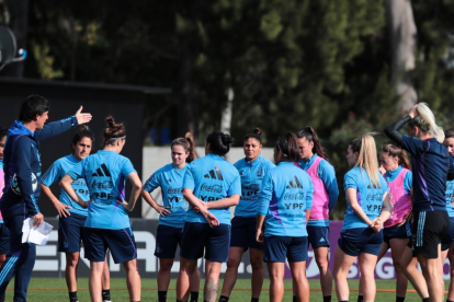 El DT de la selección argentina femenina dando instrucciones tácticas al plantel durante el entrenamiento.