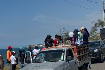 Habitantes de San Mateo reciben con alegría y emoción a los pescadores rescatados, en una caravana llena de fe, música y esperanza tras días de incertidumbre.