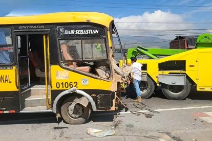 El bus de trabajadores impactó contra el cerramiento de un terreno baldío en Cunchibamba, norte de Ambato, luego de que el conductor perdiera el control por una aparente falla en los frenos.