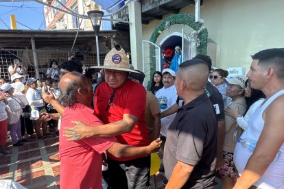 Hernán Flores, el capitán del barco siniestrado, es abrazado por la comunidad de San Mateo, en la explanada de la Virgen del Mar