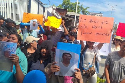 Familiares de los pescadores llegaron a la Capitanía a pedir que los busquen.