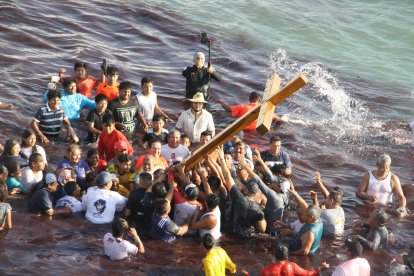 El rito del Baño de la Cruz se cumple cada Martes Santo en Ballenita.
