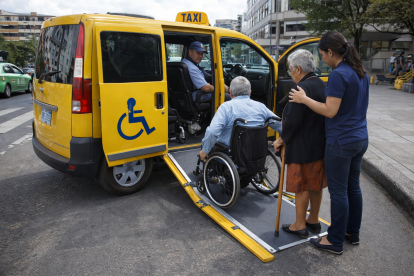 La ordenanza establece algunos cambios, entre ellos la adaptación de taxis para personas con discapacidad.