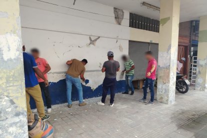 Personas privadas de libertad realizan labores de remodelación en la Gobernación de Esmeraldas, como parte de su proceso de rehabilitación y reinserción social.