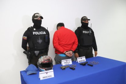 El detenido fue presentado ante la prensa bajo custodia policial en Guayaquil.
