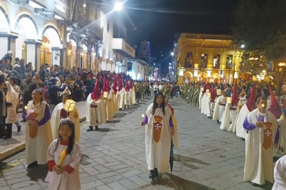 Devotos recorren el centro de Cuenca durante la procesión de los pasos.