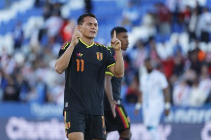 El centrocampista peruano Jairo Vélez celebra tras anotar el primer gol del equipo durante el partido amistoso que disputan las selecciones nacionales de Perú y Honduras.