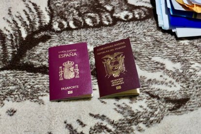 Entre las evidencias encontradas en la operación consta un pasaporte de origen europeo, específicamente de España.