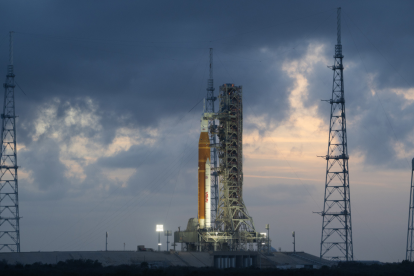 Fotografía cedida por la NASA donde se muestra el cohete del Sistema de Lanzamiento Espacial (SLS) y la nave espacial Orion