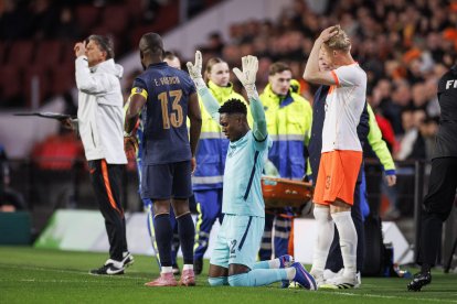 David Cabezas arquero de Ecuador, dando gracias a Dios por su debut con la Tri.