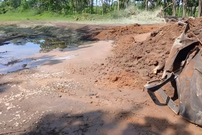 Restos metálicos y tierra removida en La Independencia, Quinindé, tras el incendio provocado por un pinchazo en el poliducto.