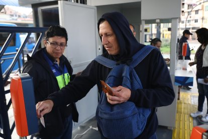 Un método de pago es mediante un boleto QR, que se obtiene ingresando 35 centavos a una máquina.