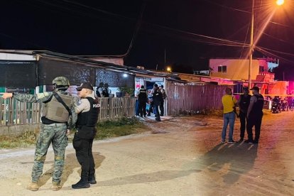 En el barrio Santa Ana, sujetos armados entraron a una casa y atacaron a padre e hijo.