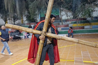 Durante meses, los participantes han ensayado para representar la pasión de Cristo.