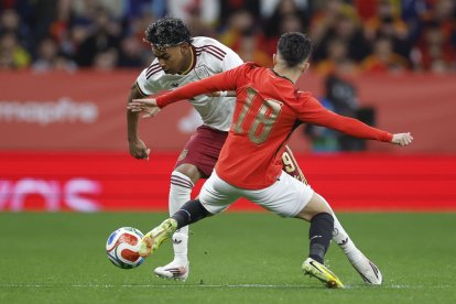 El delantero de la selección española, Lamine Yamal (i), intenta llevarse el balón ante el jugador de Egipto, Islam Eissa, durante un encuentro amistoso.