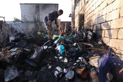 Enseres consumidos por el fuego dentro de la casa afectada. Pasó en Vergeles.