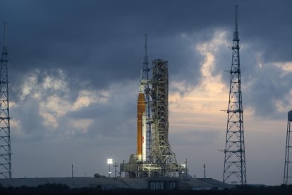 Fotografía cedida por la NASA donde se muestra el cohete del Sistema de Lanzamiento Espacial (SLS) y la nave espacial Orion de la misión Artemis II sobre una plataforma de lanzamiento móvil este lunes, en el Complejo de Lanzamiento 39B del Centro Espacial.