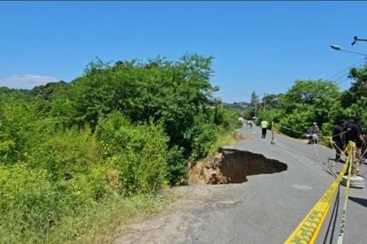 El tremendo socavón que se formó por las lluvias en la vía de ingreso al santuario de Olón genera que se cierre el paso a vehículos