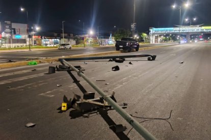 Vehículo perdió el control en La Aurora y chocó contra parterre; autoridades piden precaución al conducir.