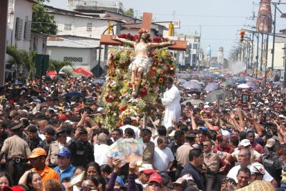 Históricamente, miles de personas han recorrido las calles de Guayaquil en la procesión del Cristo del Consuelo, apoyados por un operativo interinstitucional de seguridad y movilidad.