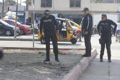 Unidades de la Policía acudieron al parque Stella Maris en Guasmo Sur tras el hallazgo de un bulto sospechoso, que finalmente resultó ser restos de un perro.