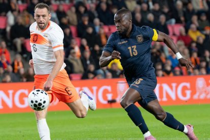 Enner Valencia (d) alcanzó 49 goles con la camiseta de Ecuador, tras los amistosos de marzo.