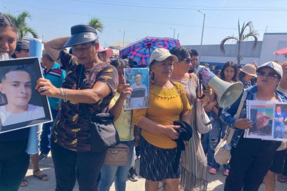 Los familiares de los pescadores del Barco Don Maca recibieron la noticia mientras protestaban fuera de la Capitanía del Puerto de Manta