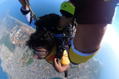 Schuberth Suing cumplió promesa y saltó en paracaídas por Barcelona SC