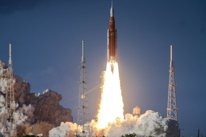 Lanzamiento del cohete de la misión Artemis II hacia la órbita lunar.