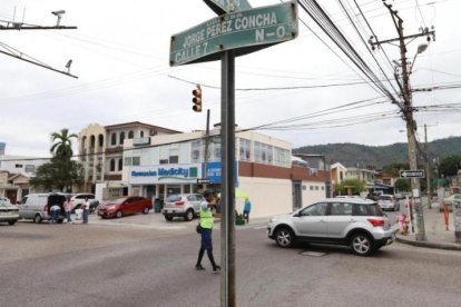 Personal de la ATM gestiona la movilidad durante cierres viales por obras de soterramiento en Urdesa Central.