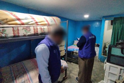 En el lugar se encontró colchones que no presentaban las condiciones higiénicas necesarias.