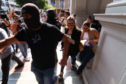 Funcionarios de Fiscalía debieron protegerse duranta allanamientos al Municipio de Guayaquil.