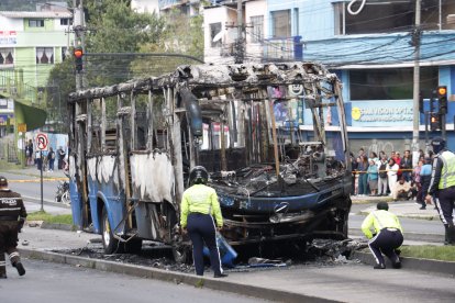 Así quedó el bus luego del accidente. El conductor huyó.