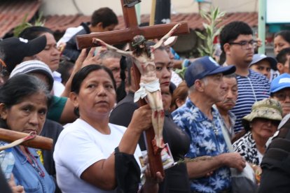 Cientos de feligreses recorren las calles del sur de Guayaquil durante la tradicional procesión del Cristo del Consuelo, en una muestra de fe y unidad.