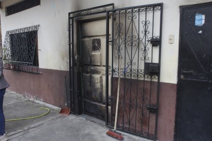 Atentado con fuego afecta vivienda en el suroeste de Guayaquil.