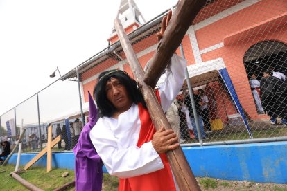 Fieles recorren las calles de La Unión en la tradicional procesión de Viernes Santo, combinando fe, cultura e historia.