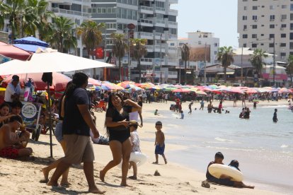 Los balnearios de la provincia de Santa Elena acogen a miles de turistas en el primer día de feriado por Semana Santa