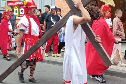 Fieles recorrieron las principales calles del centro de Loja durante el viacrucis organizado por la parroquia de San Francisco.