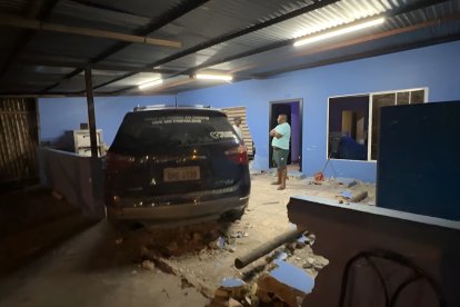 El vehículo derribó el muro de la vivienda e impactó a los residentes, entre ellos a Luisa Isabel González.