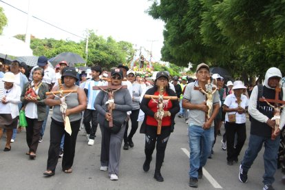 Muchos devotos recorrieron las rutas penitenciales llevando velas encendidas, crucifijos e imágenes representativas.