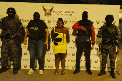 Alias Rosa, presunta integrante de Frente Oliver Sinisterra, fue detenida en Esmeraldas. Las fotos fueron difundidas por John Reimberg.